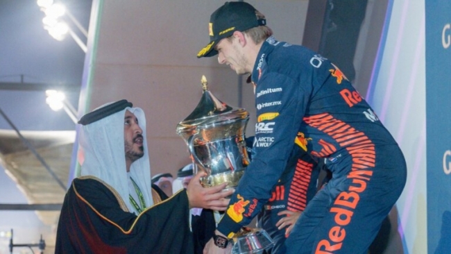 جائزة البحرين للفورمولا 1.. خالد بن حمد يتوج سائق فريق ريدبول ماكس فيرستابن