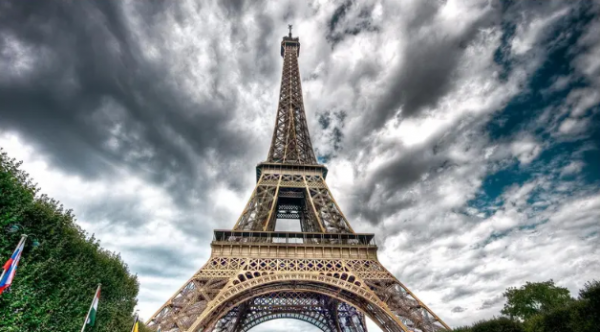 بعد 100 سنة .. عراب برج باريس الشهير إيفل يظهر ليحكي قصته