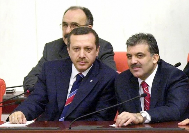صورة نادرة للرئيس أردوغان في البرلمان التركي بعد سجنه ويتولى رئاسة الحكومة
