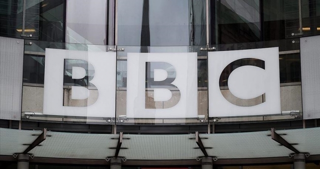 بي بي سي تعلق عمل مذيع رياضي شهير بسبب دفاعه عن اللاجئين