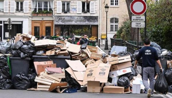 أطنان القمامة تملأ شوارع باريس .. ما القصة؟