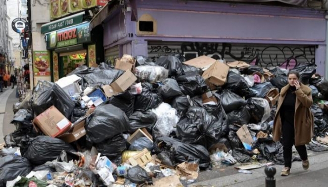 رائحة القمامة تغزو العاصمة الفرنسية باريس