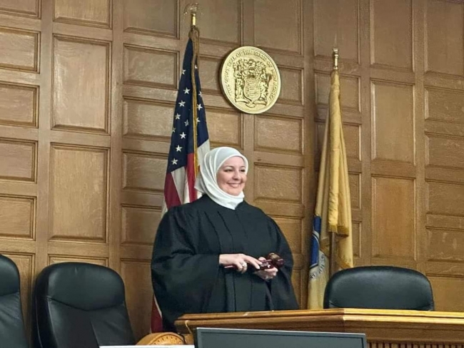 أقسمت على القرآن.. سورية تصبح أول قاضية مسلمة محجبة في أمريكا