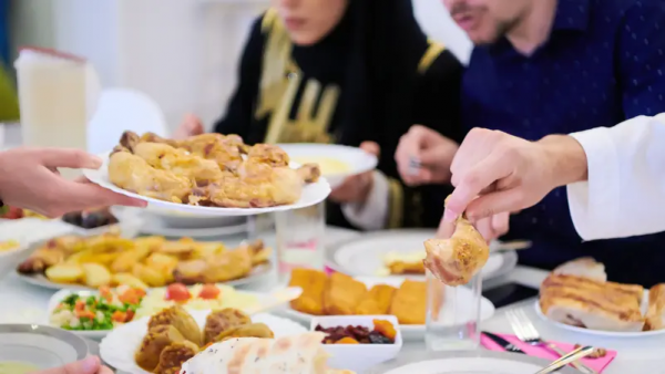 لا تقللوا من تناول الطعام في رمضان .. خبيرة تغذيه تكشف السر