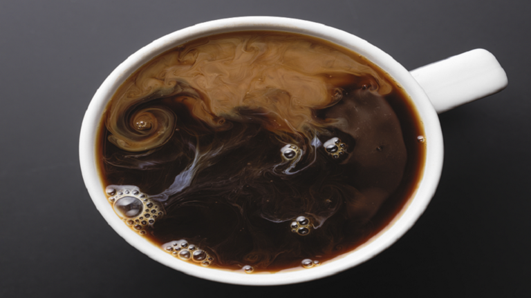 إضافة الملح إلى القهوة الصباحية تنتشر عبر الإنترنت لسبب غريب نوعا ما!.. هل ستجرب ذلك؟