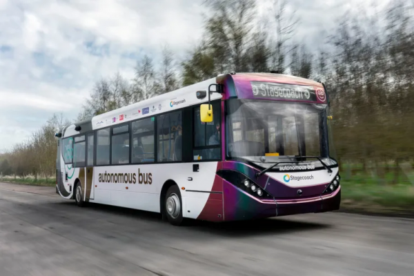 إطلاق أول خط للحافلات ذاتية القيادة في المملكة المتحدة