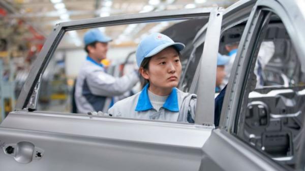 الصين تصبح أكبر مصدّر للسيارات في العالم متخطيةً اليابان