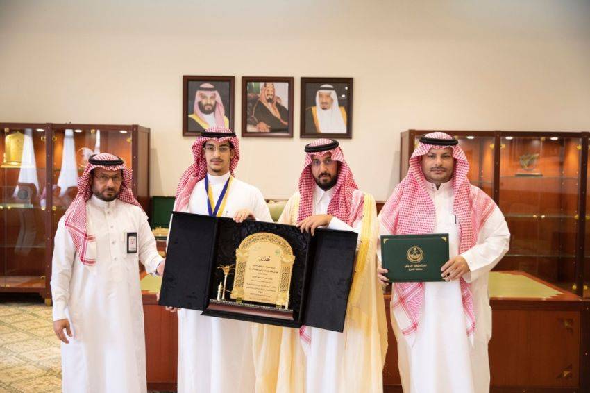 صاحب السمو الملكي الأمير فهد بن محمد بن سعد بن عبدالعزيز محافظ الخرج يكرم الطالب الموهوب عبدالله بن فهد العتيبي
