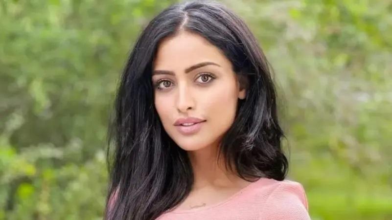 ممثلة كويتية تتعرض للطعن في رقبتها.. وتتهم سيدة عراقية