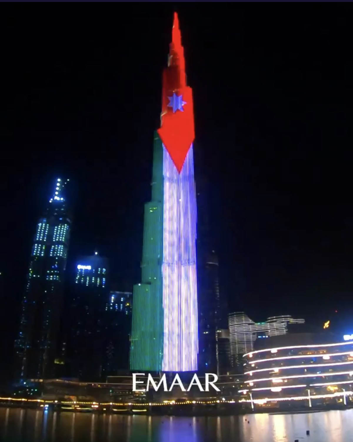 الامارات  تشارك الاردن احتفالاته بعيد الاستقلا ل،  فتضيء اعلى برج فيها  برج دبي  بالوان العلم الاردني