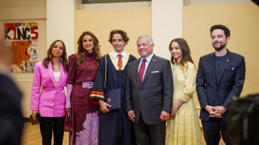 الملك والملكة وولي العهد يحضرون حفل تخريج الأمير هاشم من مدرسة كينغز أكاديمي