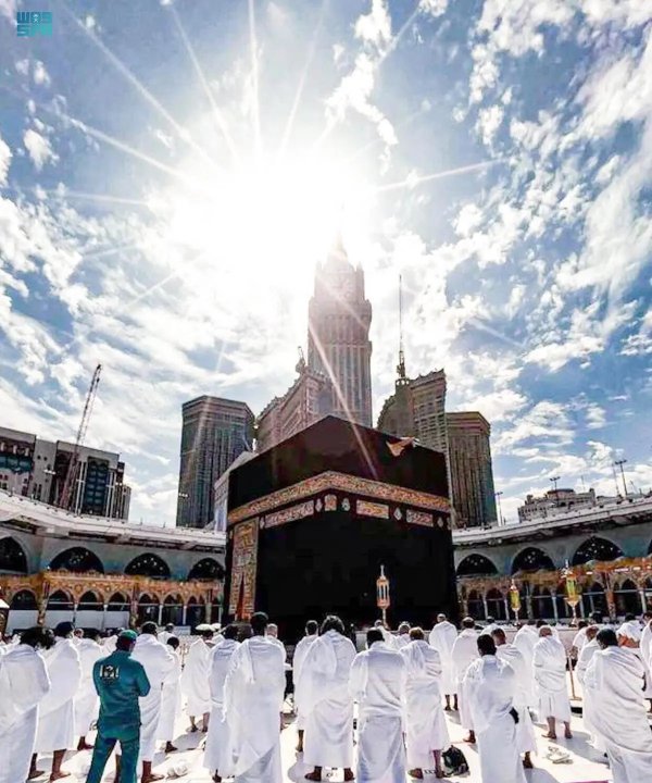 سماء مكة المكرمة تشهد تعامد الشمس على الكعبة المشرفة