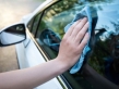 أفضل الطرق لتنظيف زجاج السيارة