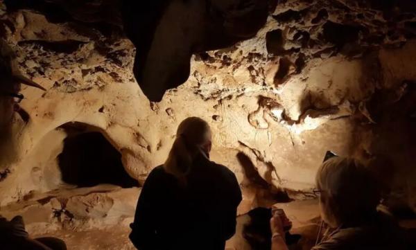 العثور على نقوش تكشف سلوك الإنسان قبل 57 ألف عام