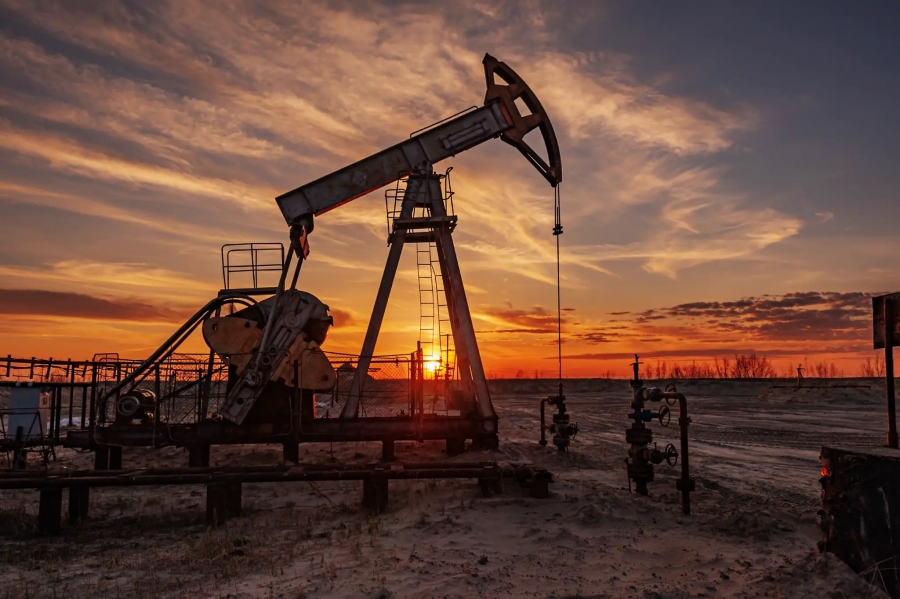 أسعار النفط تتراجع عالميًا