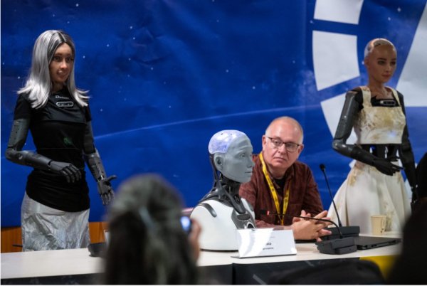 روبوتات تشارك بمؤتمر صحفي للأمم المتحدة