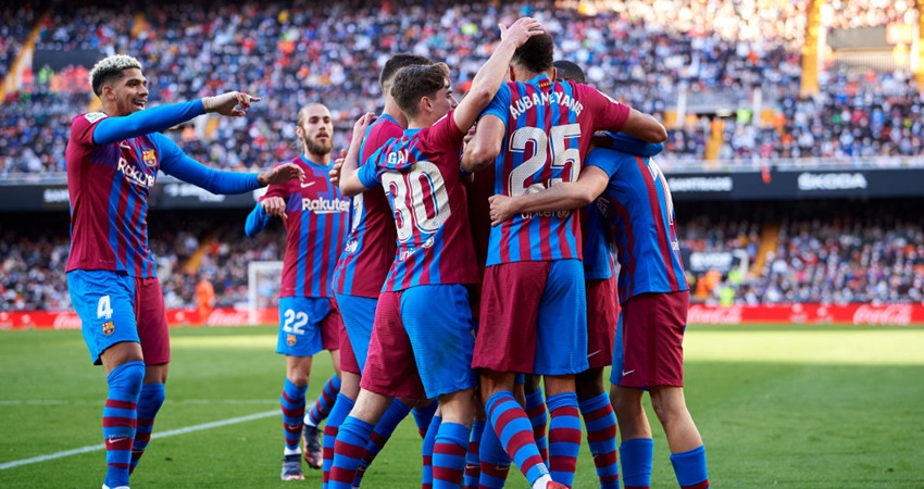 برشلونة يكشف تطورات إصابة لاعبيه بالفيروس