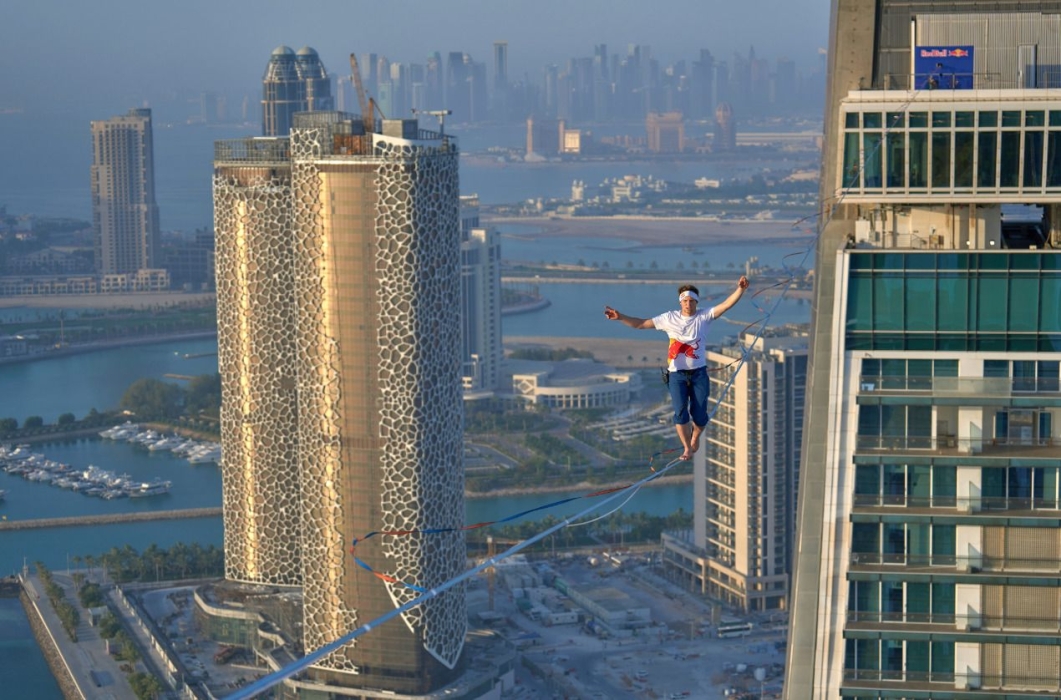 تسجيل رقم قياسي في المشي على أطول حبل مضيء بالعالم في قطر