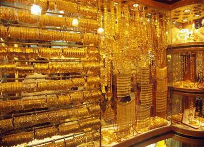 أسعار الذهب قرب أدنى مستوياتها في شهر
