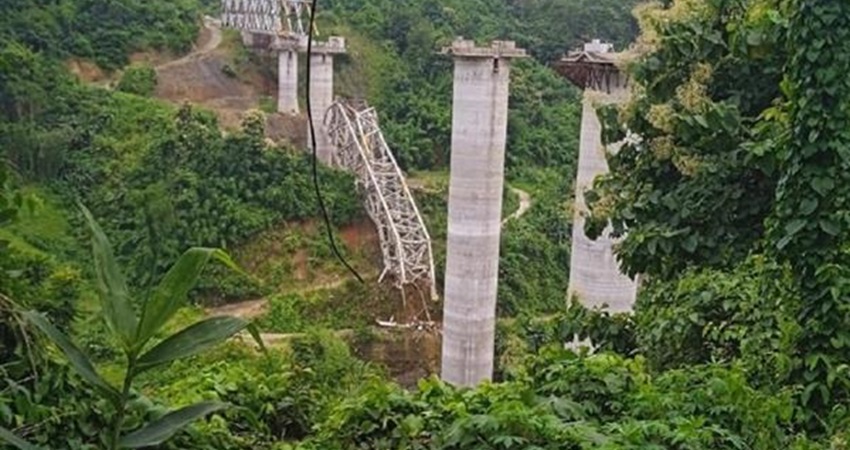 مصرع 17 عاملا على الأقل بانهيار جسر للسكك الحديدية في الهند