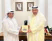 الشيخ فيصل الحمود يتلقى نسخة من كتاب النهضة الثقافية في الكويت