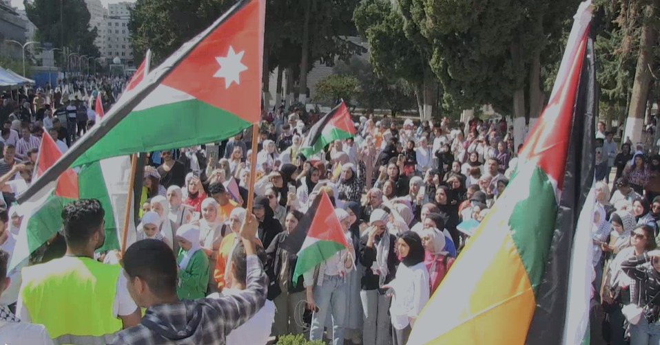 طلبة الأردنية ينفذون وقفة تضامنية تنديدا بجرائم الاحتلال