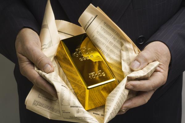 الذهب يتراجع عن أعلى مستوى في شهر
