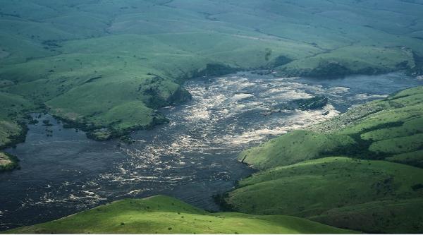 «نهر الظلام» .. لماذا يعد أحد أكثر المسطحات المائية عُتمة في العالم؟