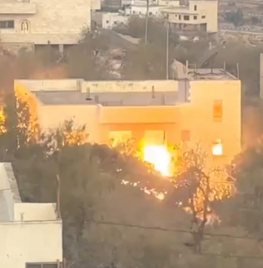 الاحتلال يفجر منزل القيادي في حماس صالح العاروري