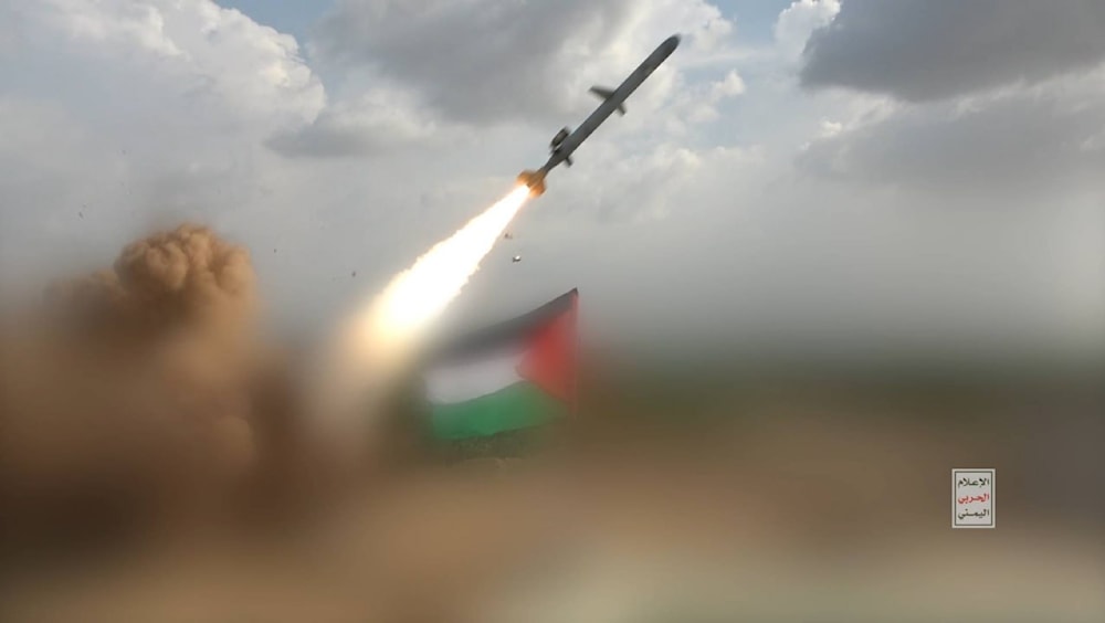 الحوثيون ينشر ون مشاهد من إطلاق صواريخ ومسيرات على اسرائيل
