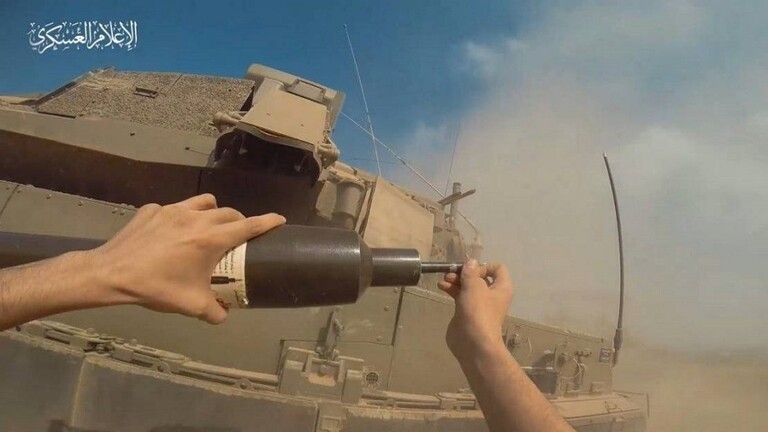 صورة للتاريخ.. مقاتل القسام يضع العبوة على دبابة إسرائيلية من مسافة صفر