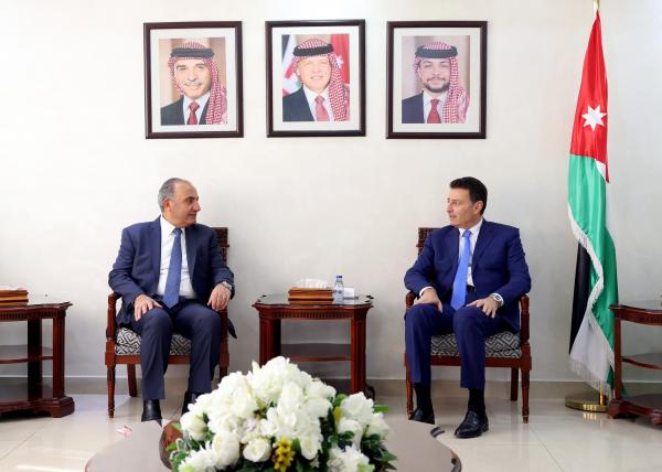 الصفدي يبحث وأمين عمان تعزيز التعاون الثنائي