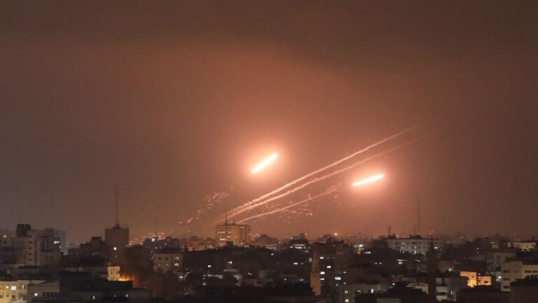 صفارات الإنذار تدوي في تل أبيب وعسقلان وسط رشقات صاروخية كبيرة تنطلق من غزة