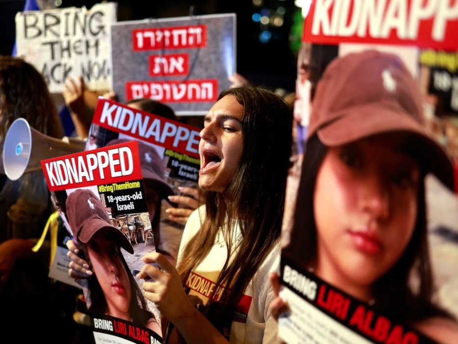 عائلات الأسرى الإسرائيليين أمام الكنيست: لن نقبل أن يموتوا مرةً ثانية