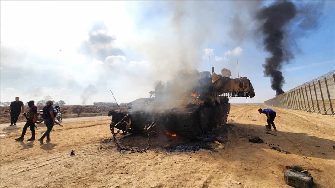 القسام تدمر جرافة إسرائيلية... اشتباكات عنيفة شرق دير البلح بالمنطقة الوسطى