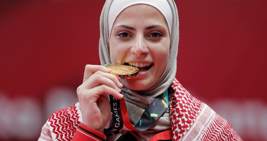 الصادق تظفر بجائزة فاطمة بنت مبارك كأفضل رياضية عربية