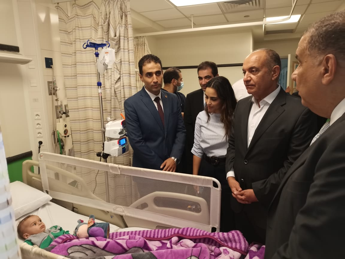 السفير العضايلة في مصر يزور أطفال غزيين سيتم نقلهم إلى المملكة لتلقي العلاج