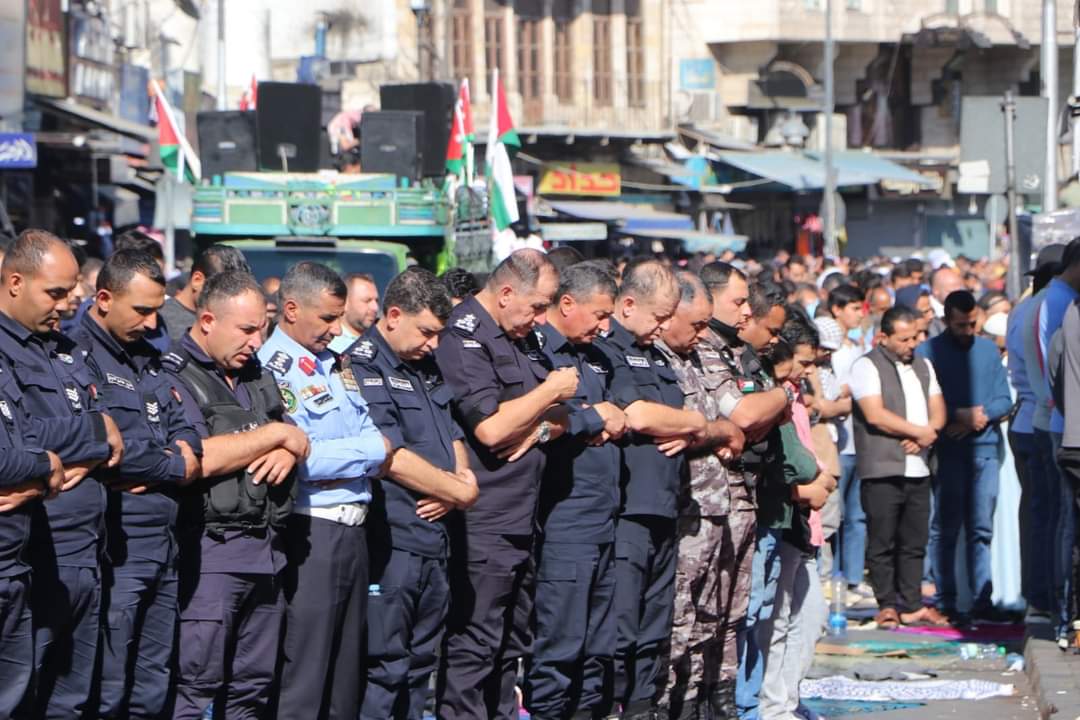 بتعاون يكفل الأمن والطمأنينة ...الأمن العام يؤكد مستمرون بتوفير المظلة الأمنية لحماية الفعاليات الشعبية والوطنية المناصرة لغزة ( صور )