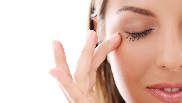 هل قناع العين يوفر لبشرتكِ فوائد؟
