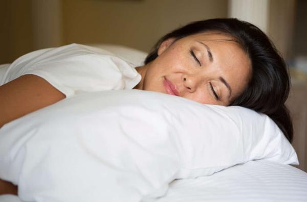 5 نصائح لحماية شعرك وتعزيز صحته خلال النوم