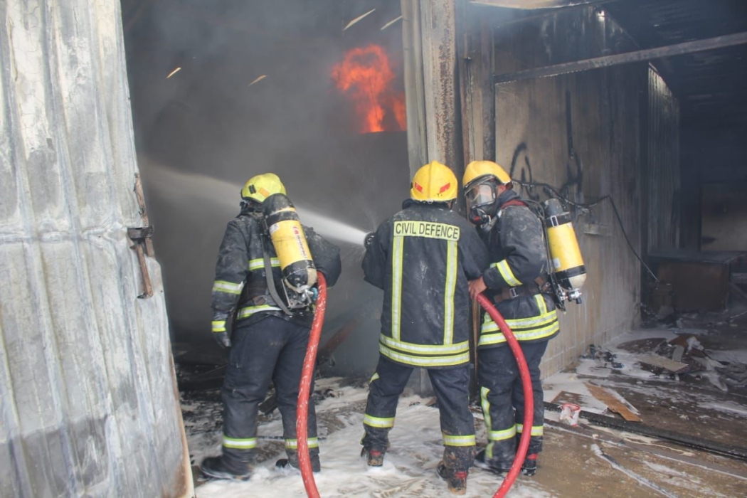 الدفاع المدني يخمد حريق داخل مصنع اسفنج في محافظة العاصمة