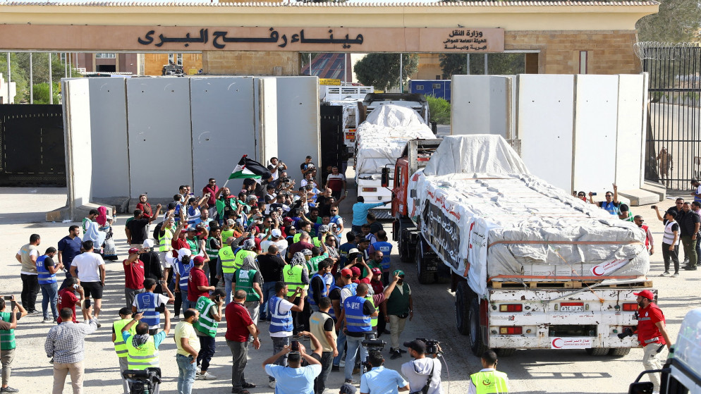 بتسهيلات مصرية لحل ازمة غزة الانسانيه :دخول 15 شاحنة وقود و90 أخرى تحمل مساعدات إنسانية لغزة