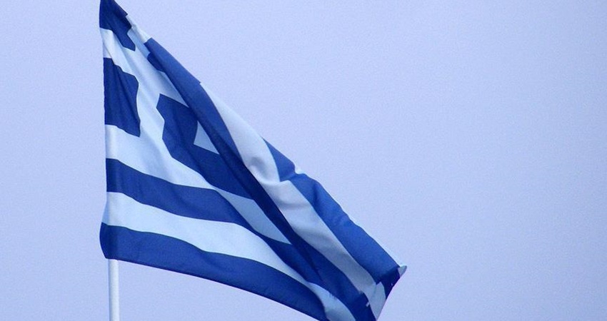 اليونان: غرق سفينة شحن على متنها 14 شخصاً