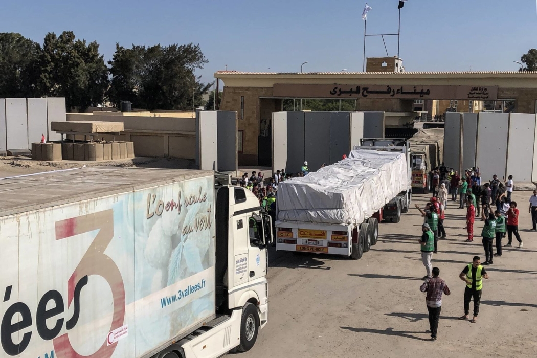 دخول 242 شاحنة من المساعدات الإنسانية والإغاثية إلى غزة من معبر رفح