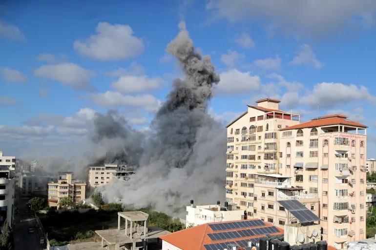 استشهاد فلسطينيين وإصابة آخرين بقصف شقة جنوب قطاع غزة