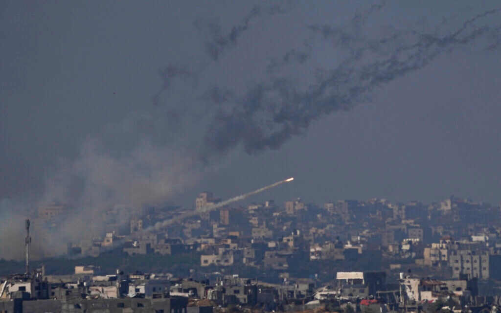 المقاومة الفلسطينية تقصف تل أبيب برشقات صاروخية رداً على المجازر في غزّة