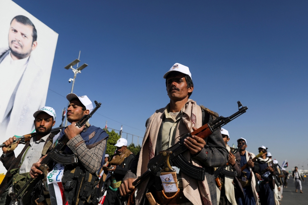 استعراض شعبي مسلح في صنعاء.. والحوثي للأميركي: عُد من حيث أتيت