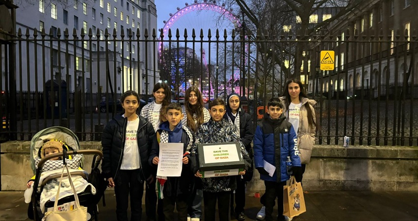 أطفال بريطانيون يقدمون عريضة لرئيس حكومة بلادهم بشأن غزة