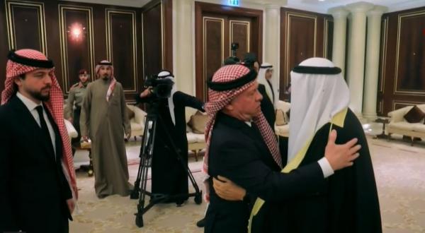 الملك وولي العهد يقدمان العزاء إلى أمير دولة الكويت بوفاة الشيخ نواف