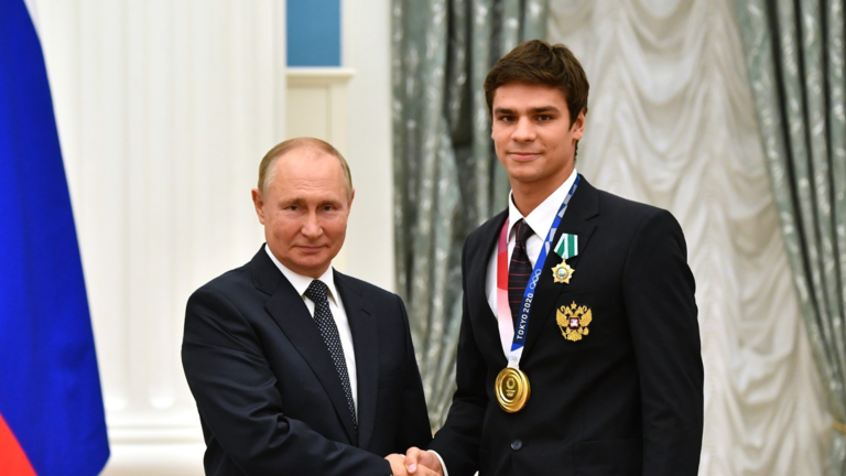 سباح أولمبي روسي يرفض الخضوع لشروط اللجنة الأولمبية والمشاركة في ألعاب باريس 2024